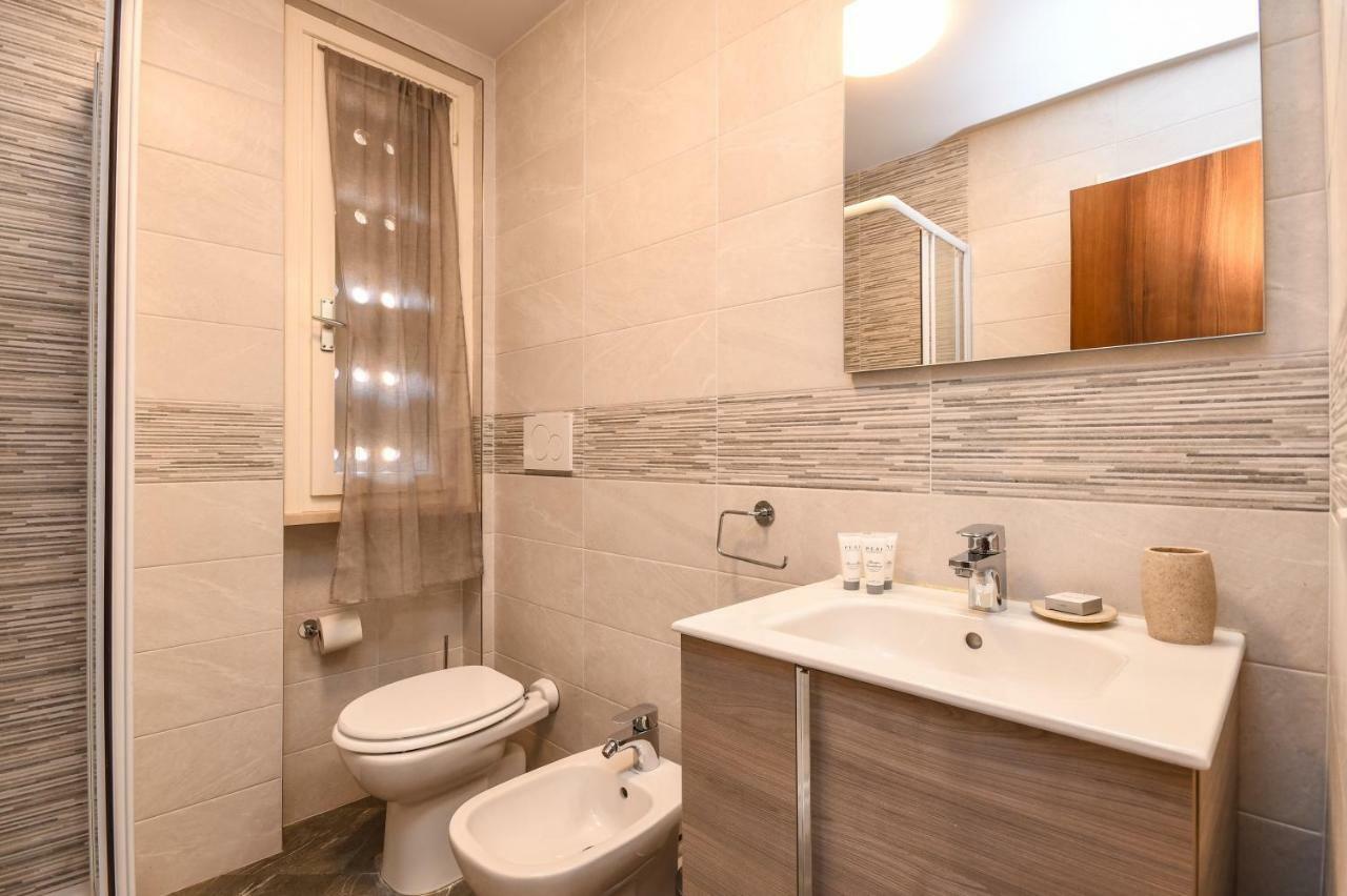 Holiday Sirmione Apartments ภายนอก รูปภาพ
