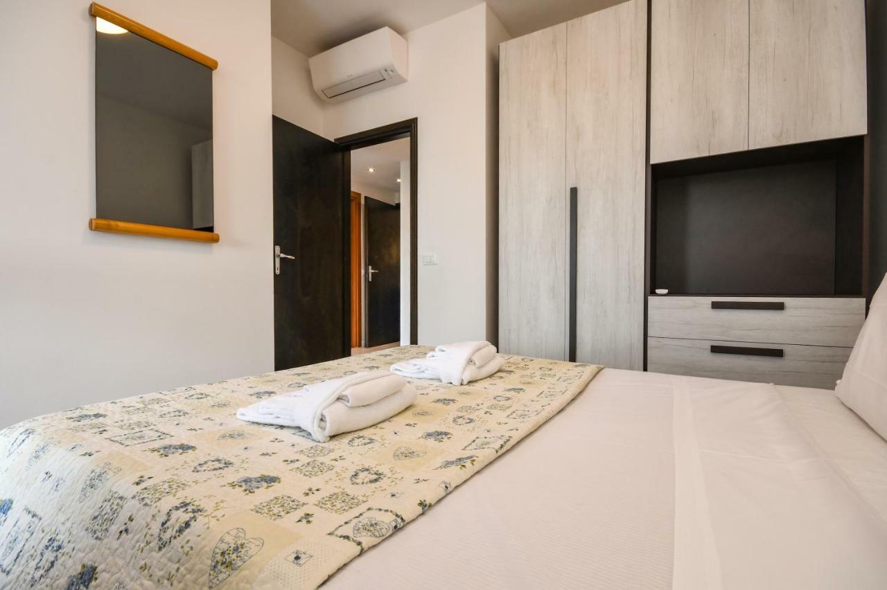 Holiday Sirmione Apartments ภายนอก รูปภาพ